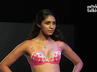 Indian model's nude chute play the part Exposed!